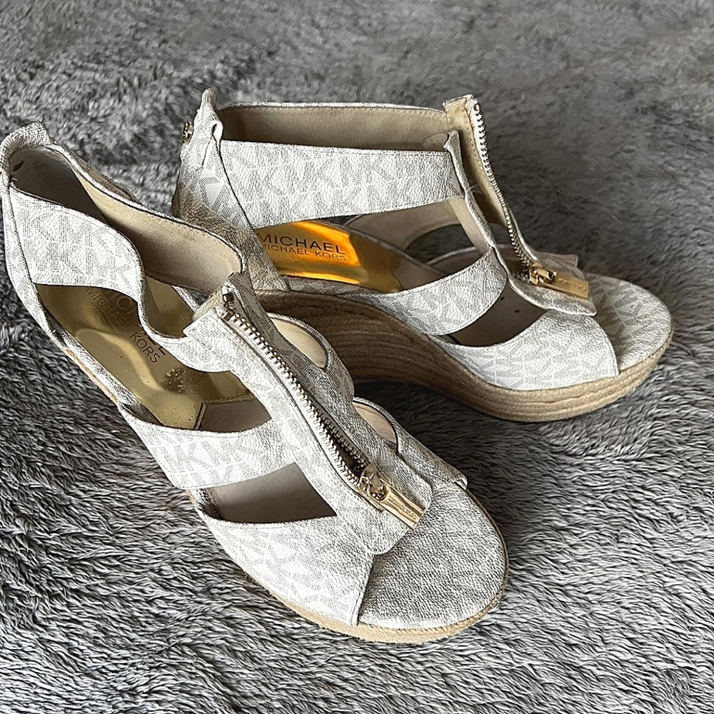 Michael Kors MK Designer Signature Monogram  White Gray Wedge Sandals Heel 7.5